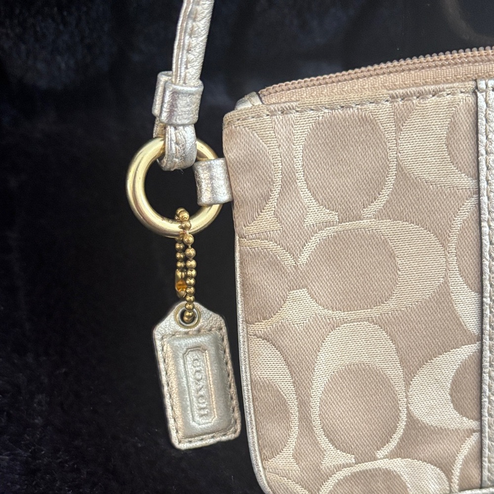 Coach🌸Wristlet with Original Hang tag - Picture 4 of 12